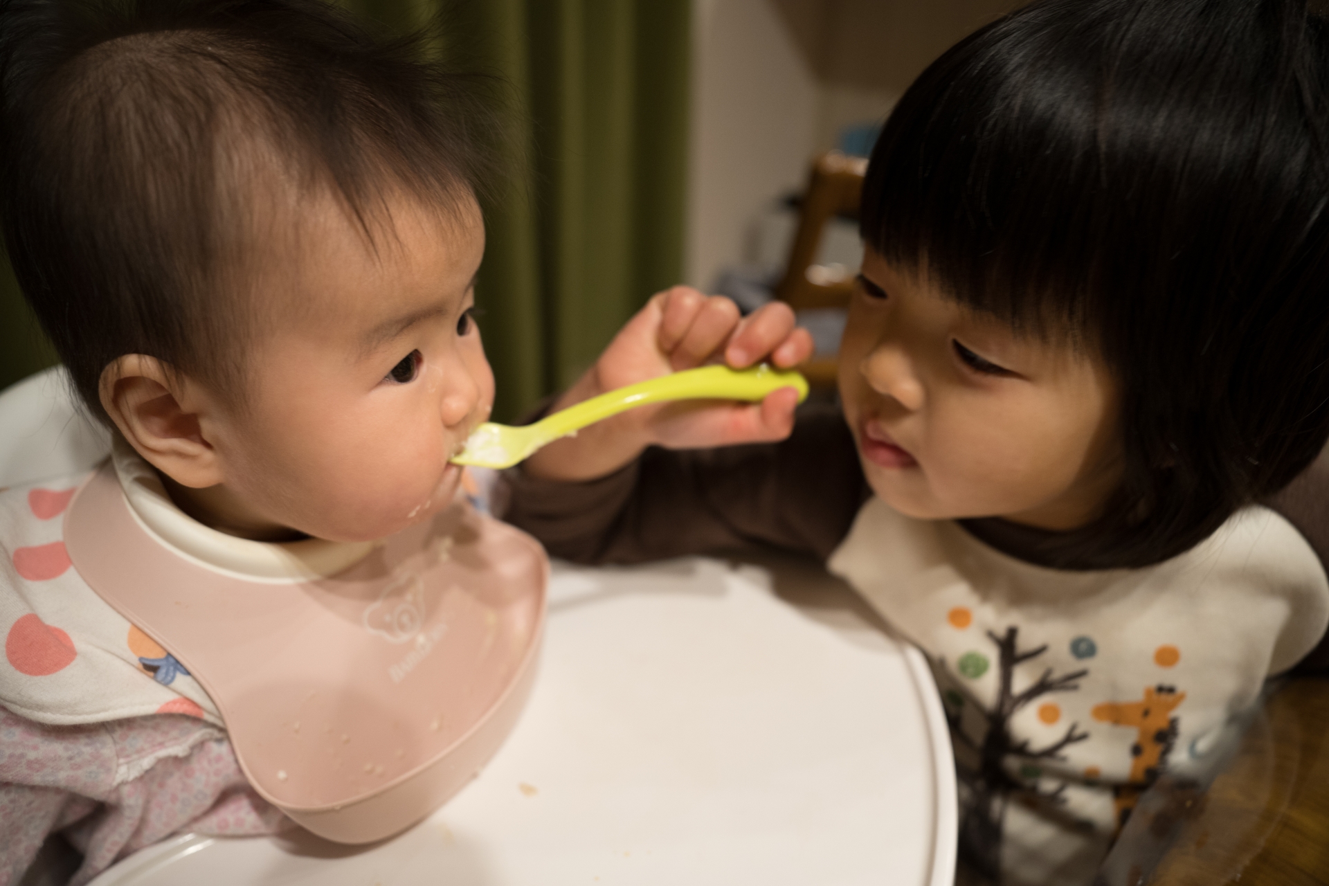 妹の世話で学校に行けない子ども