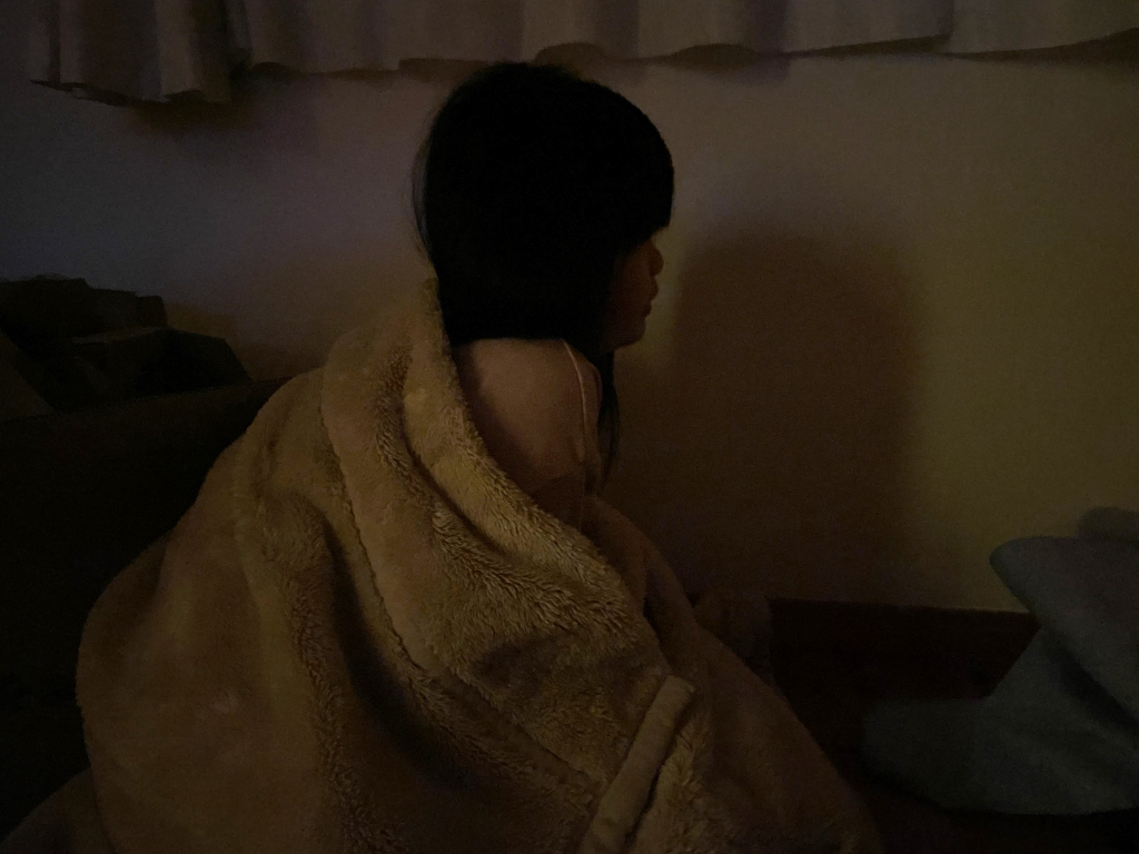 妹を毛布で抱っこして暖をとった夜