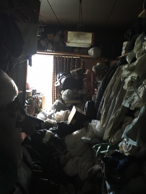 精神的に追い込まれ家もゴミ屋敷に